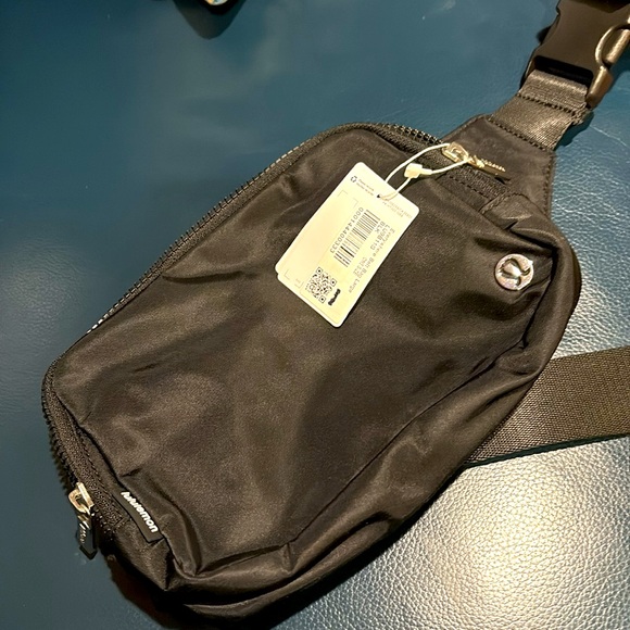 Lululemon everywhere belt bag large NWT - Picture 7 of 9